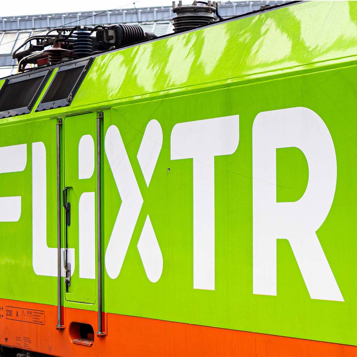 Une image d'un train Flix vert